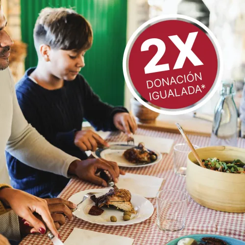 Familia sonriente comiendo un desayuno saludable 2X Donacion Igualada